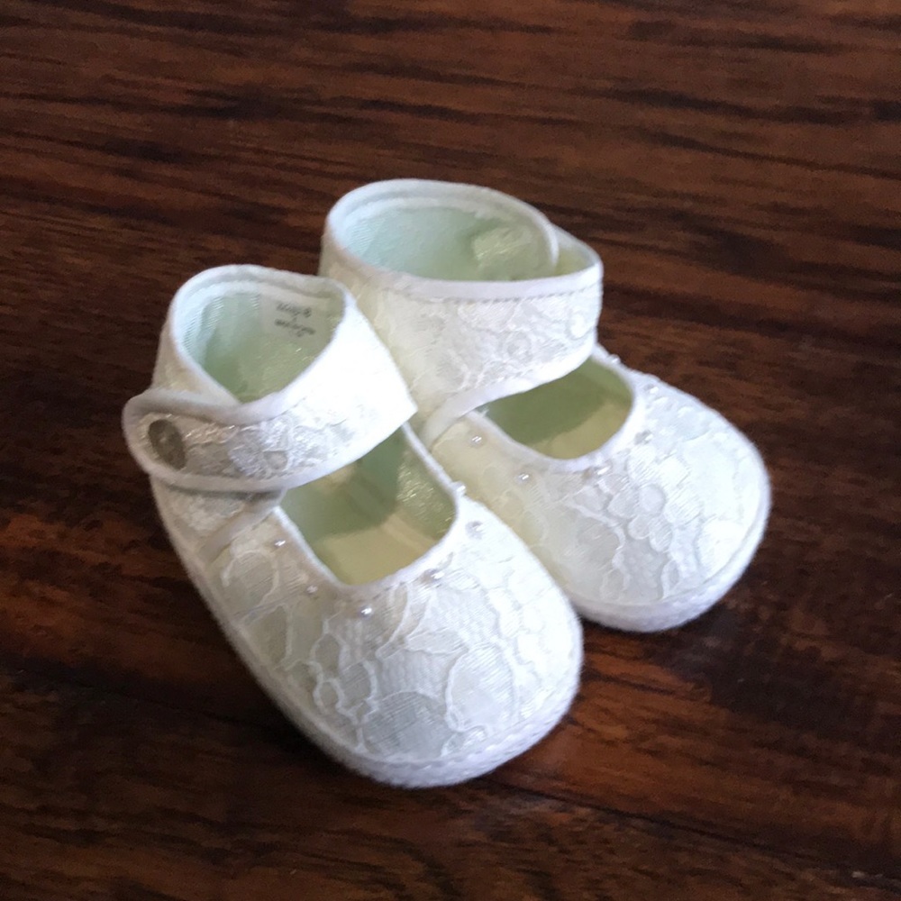 Designer’s Touch Lace Crib Shoes Sz 2